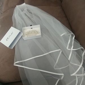 Bridal veil and comb